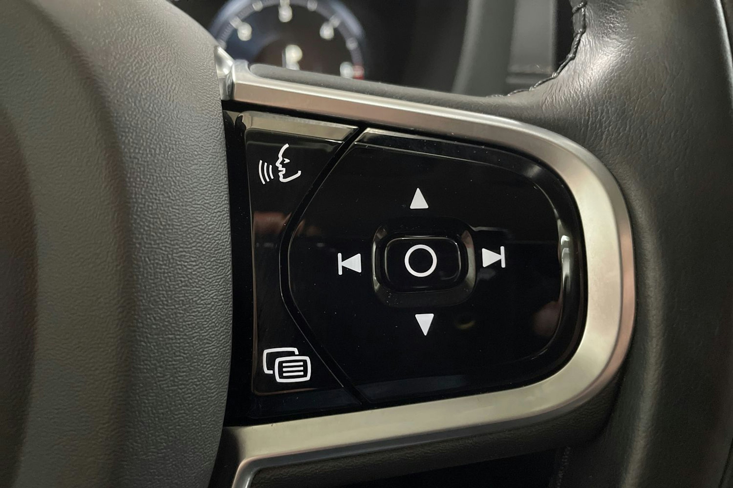Valkoinen Volvo XC60 2019 kuva 27.