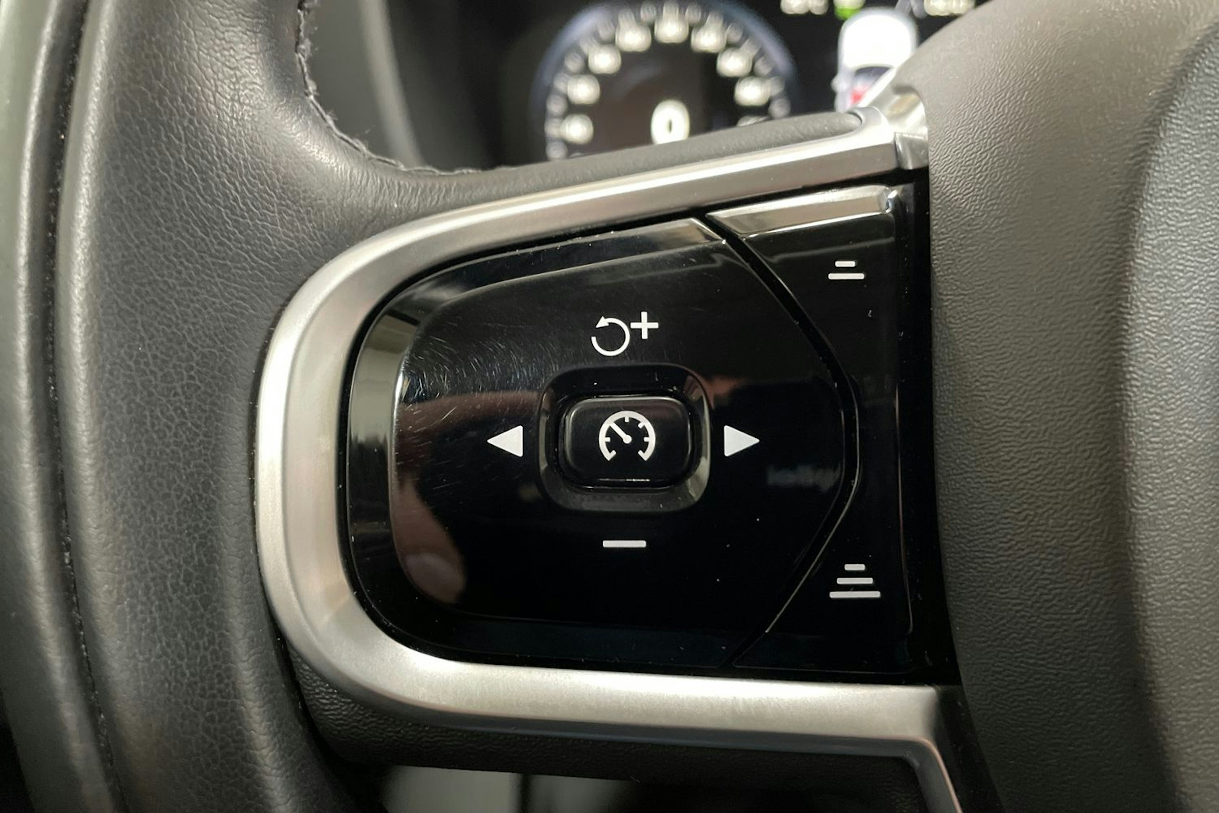 Valkoinen Volvo XC60 2019 kuva 28.