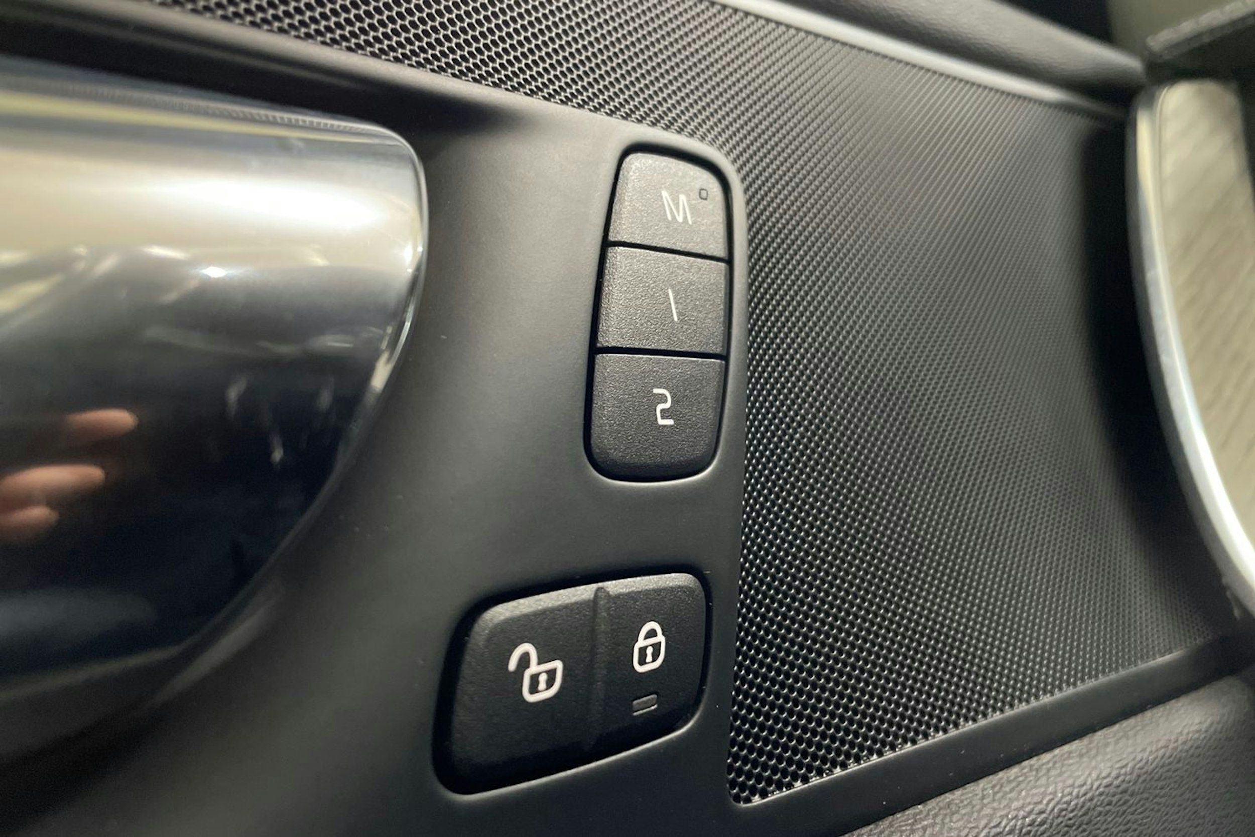 Valkoinen Volvo XC60 2019 kuva 29.