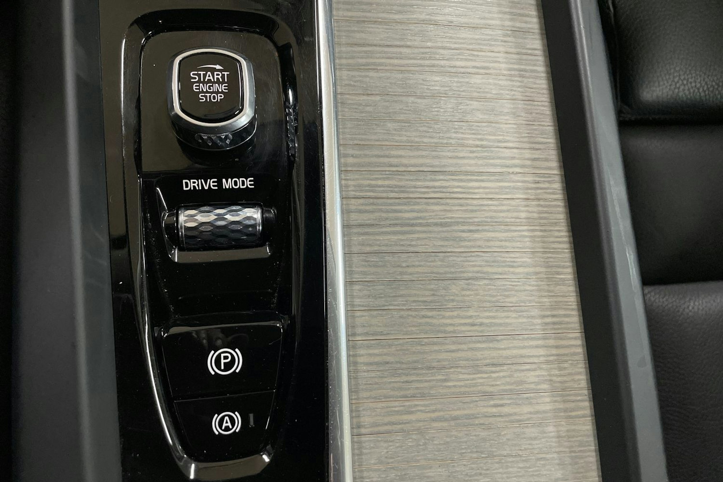 Valkoinen Volvo XC60 2019 kuva 30.