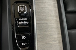 Valkoinen Volvo XC60 2019 kuva 30.