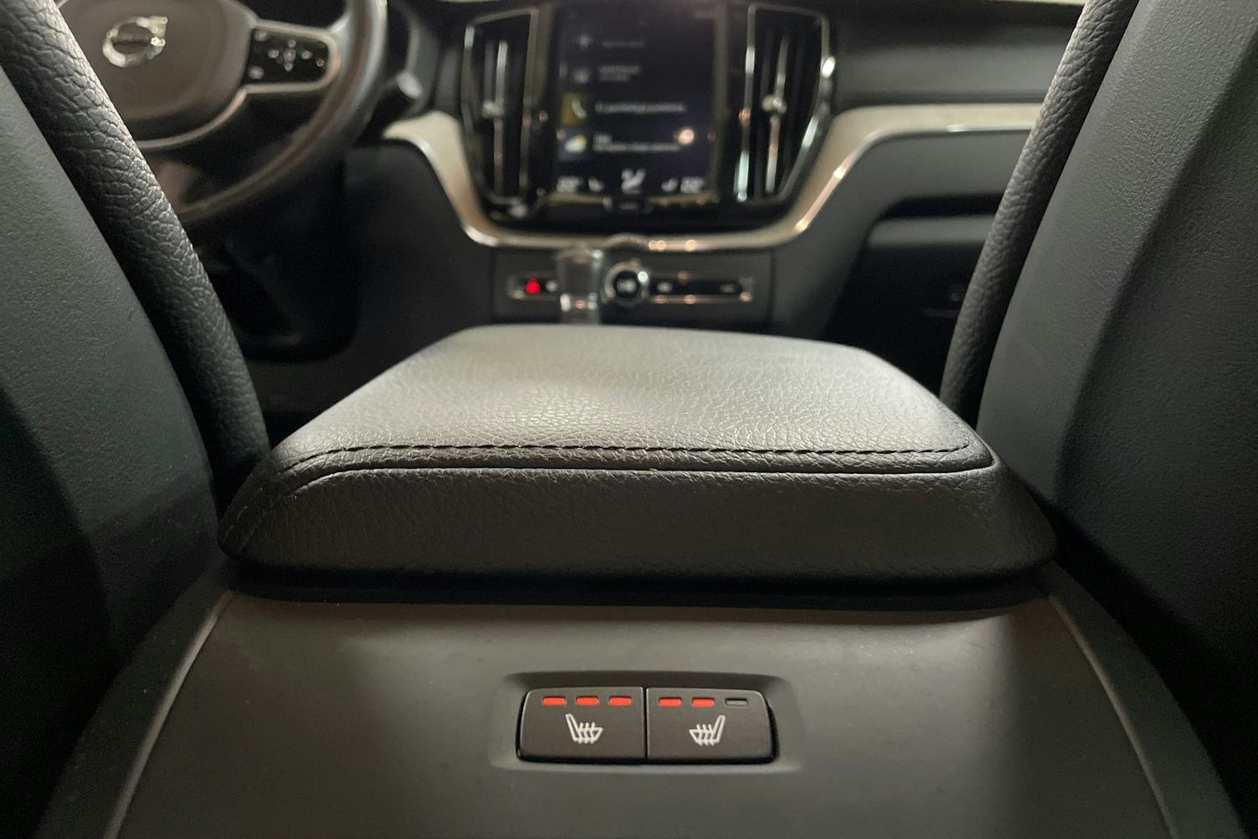 Valkoinen Volvo XC60 2019 kuva 32.