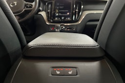 Valkoinen Volvo XC60 2019 kuva 32.