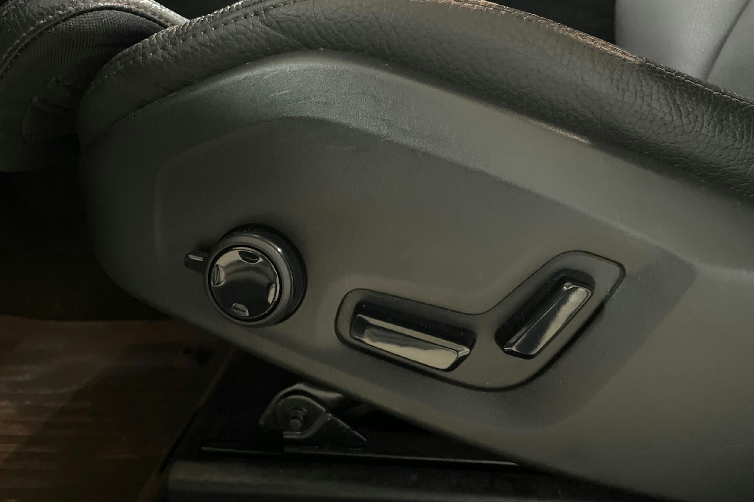 Valkoinen Volvo XC60 2019 kuva 33.