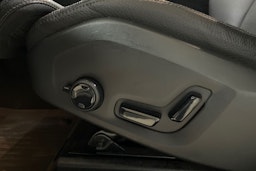 Valkoinen Volvo XC60 2019 kuva 33.