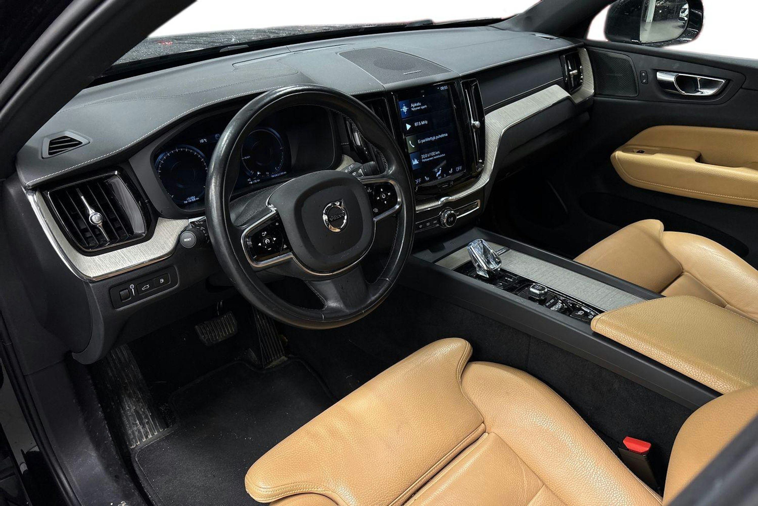 Musta Volvo XC60 2020 kuva 3.