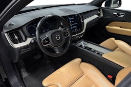 Musta Volvo XC60 2020 kuva 3.