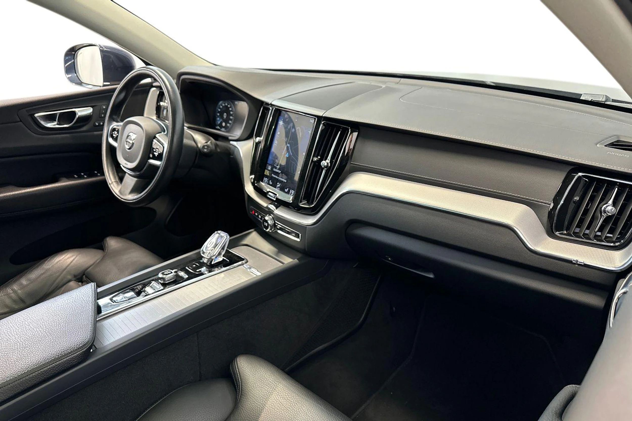 sininen Volvo XC60 2020 kuva 7.
