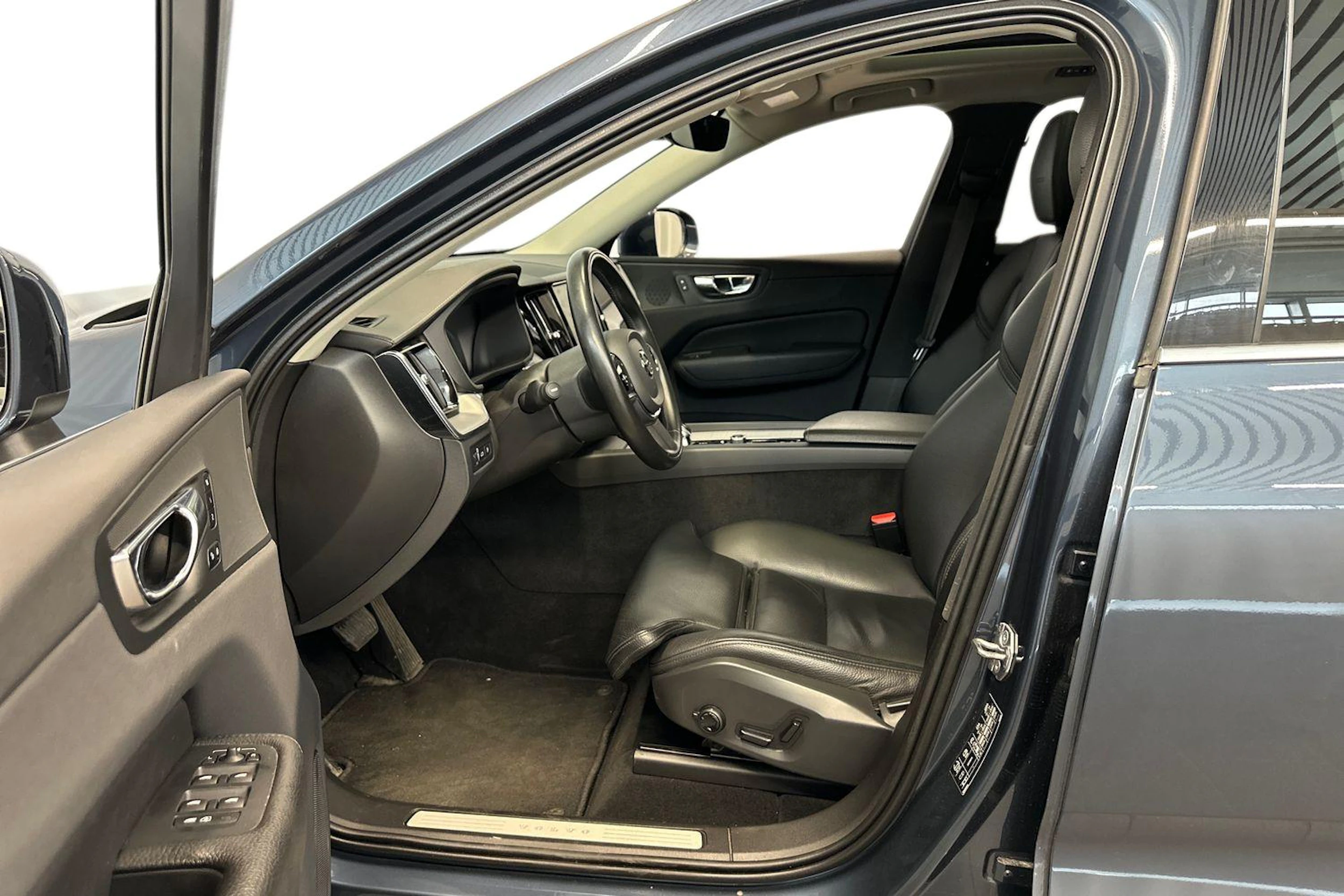 sininen Volvo XC60 2020 kuva 9.