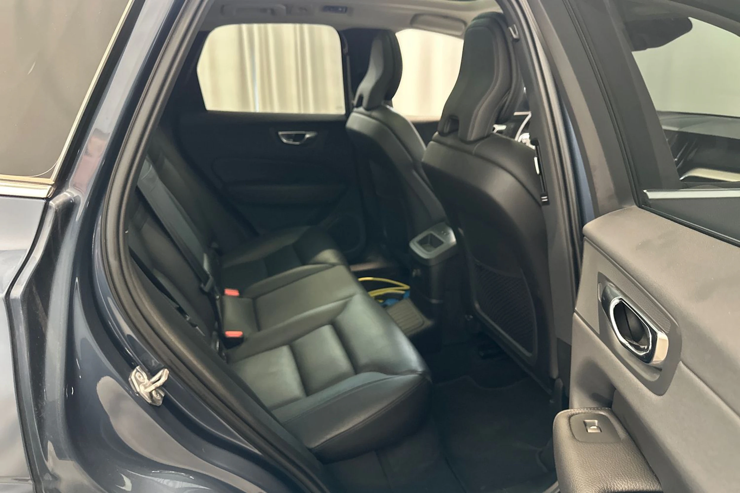 sininen Volvo XC60 2020 kuva 12.