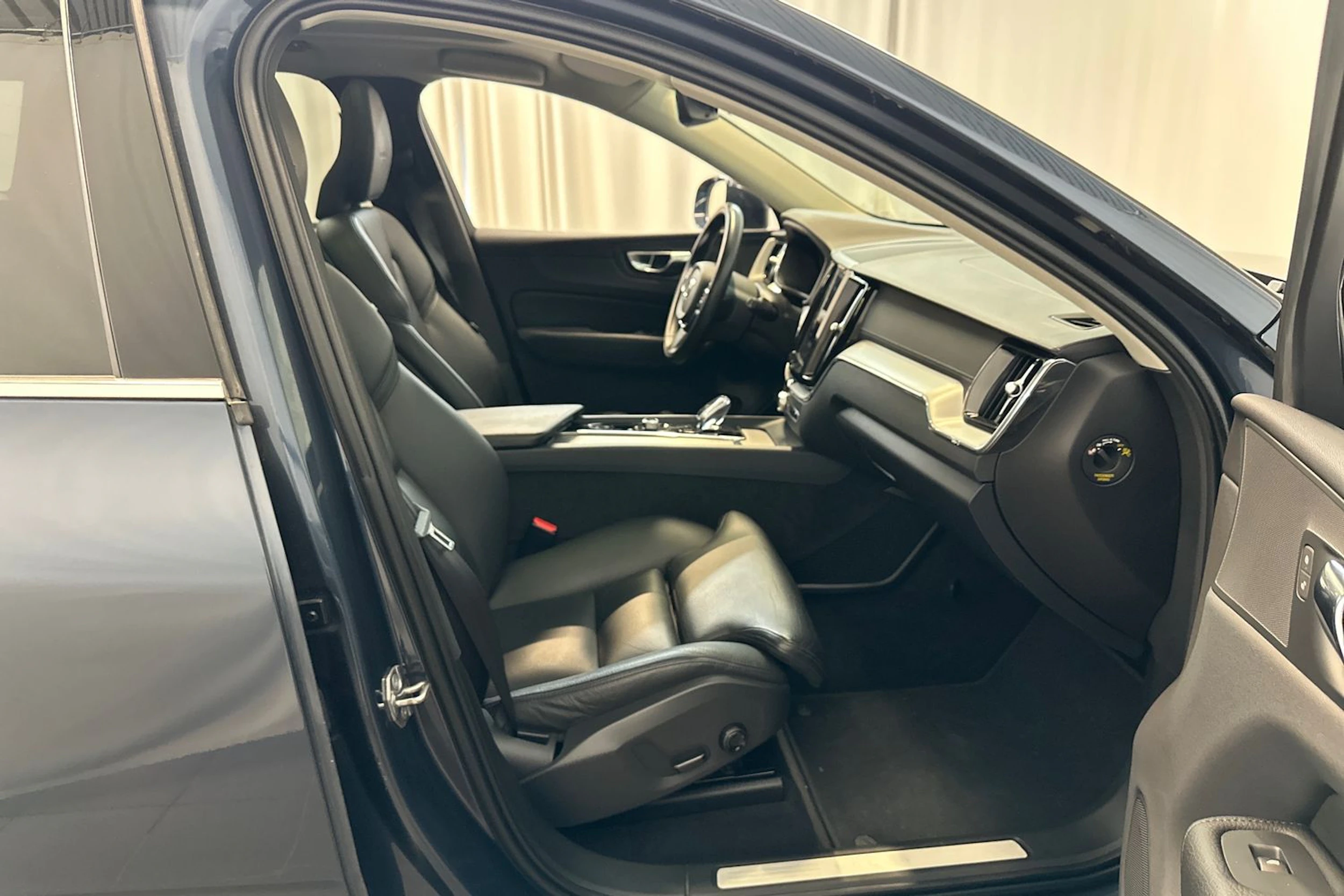 sininen Volvo XC60 2020 kuva 13.