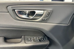 sininen Volvo XC60 2020 kuva 15.