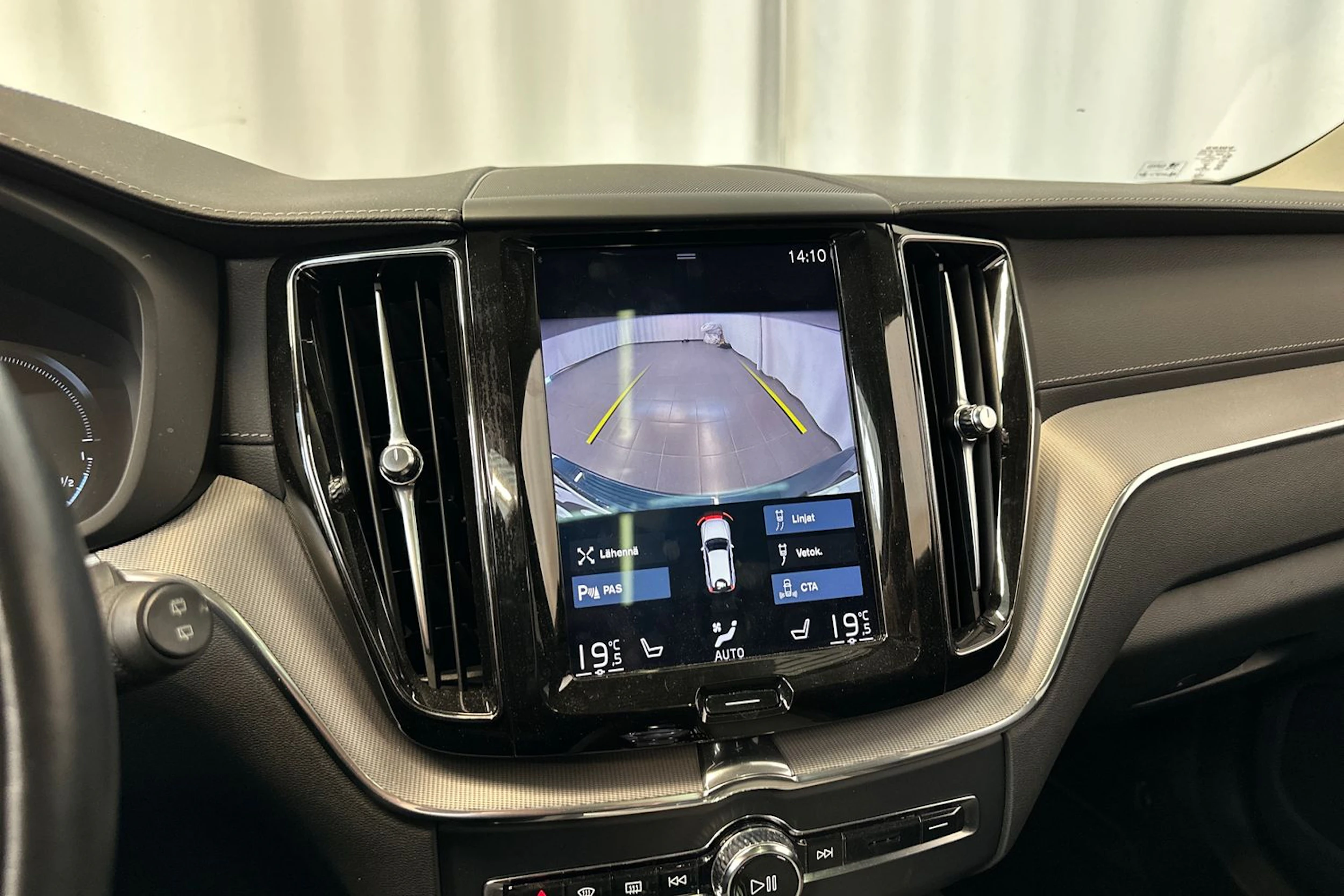 sininen Volvo XC60 2020 kuva 22.