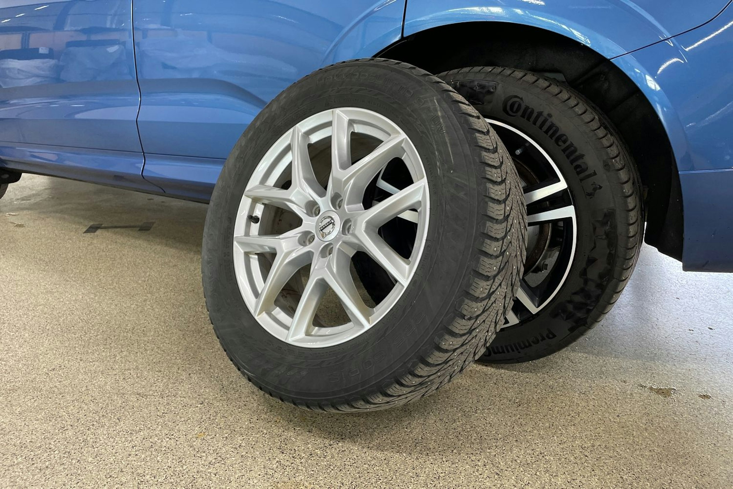Sininen Volvo XC60 2020 kuva 13.