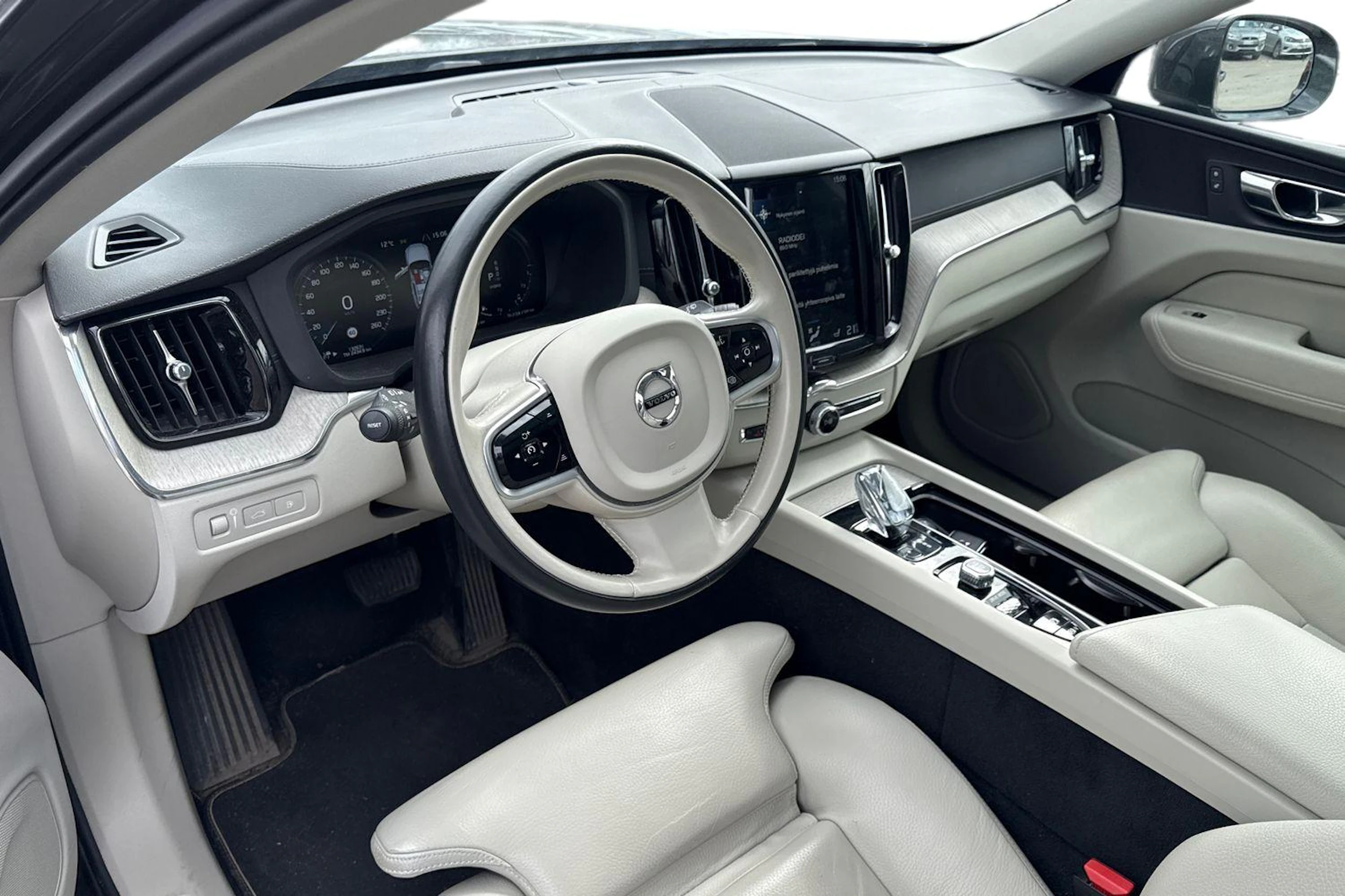 harmaa Volvo XC60 2020 kuva 3.