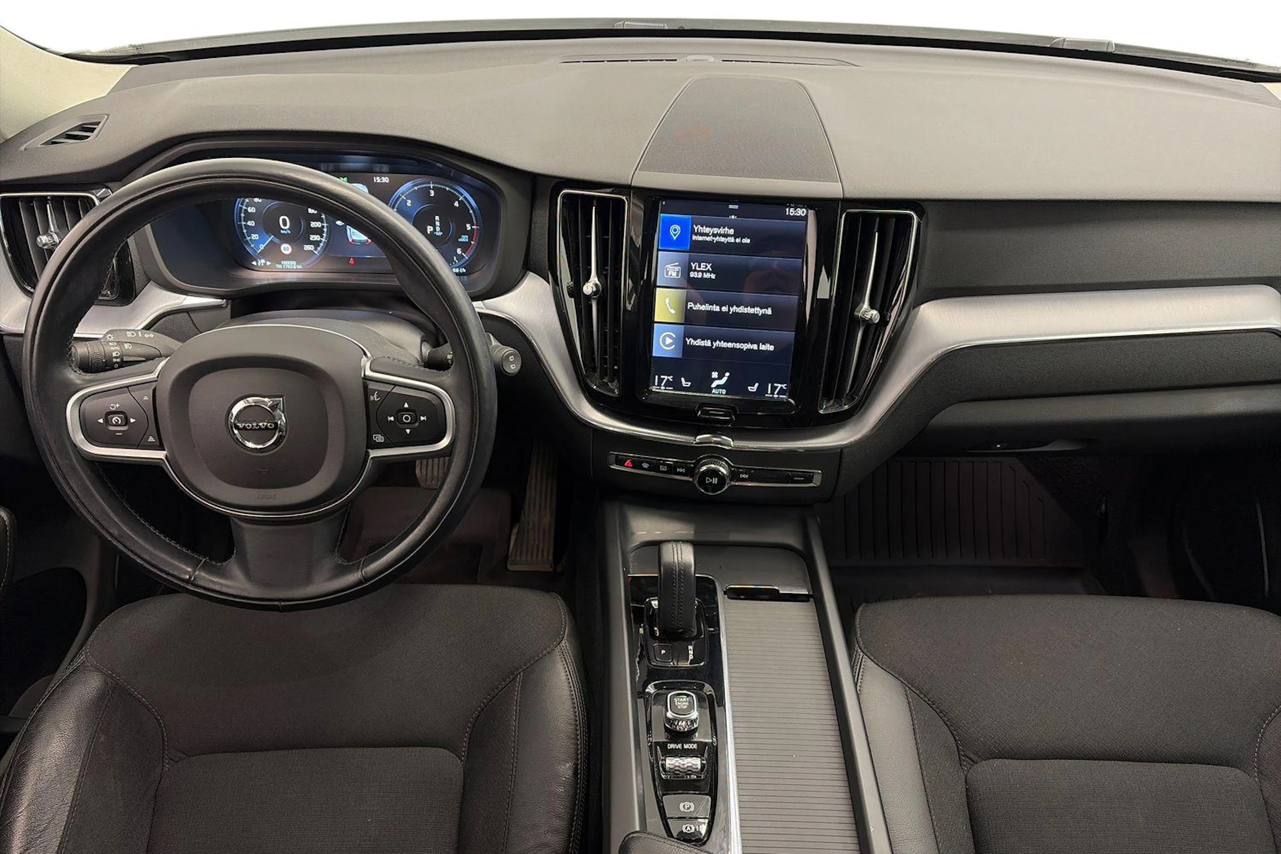 Valkoinen Volvo XC60 2020 kuva 9.