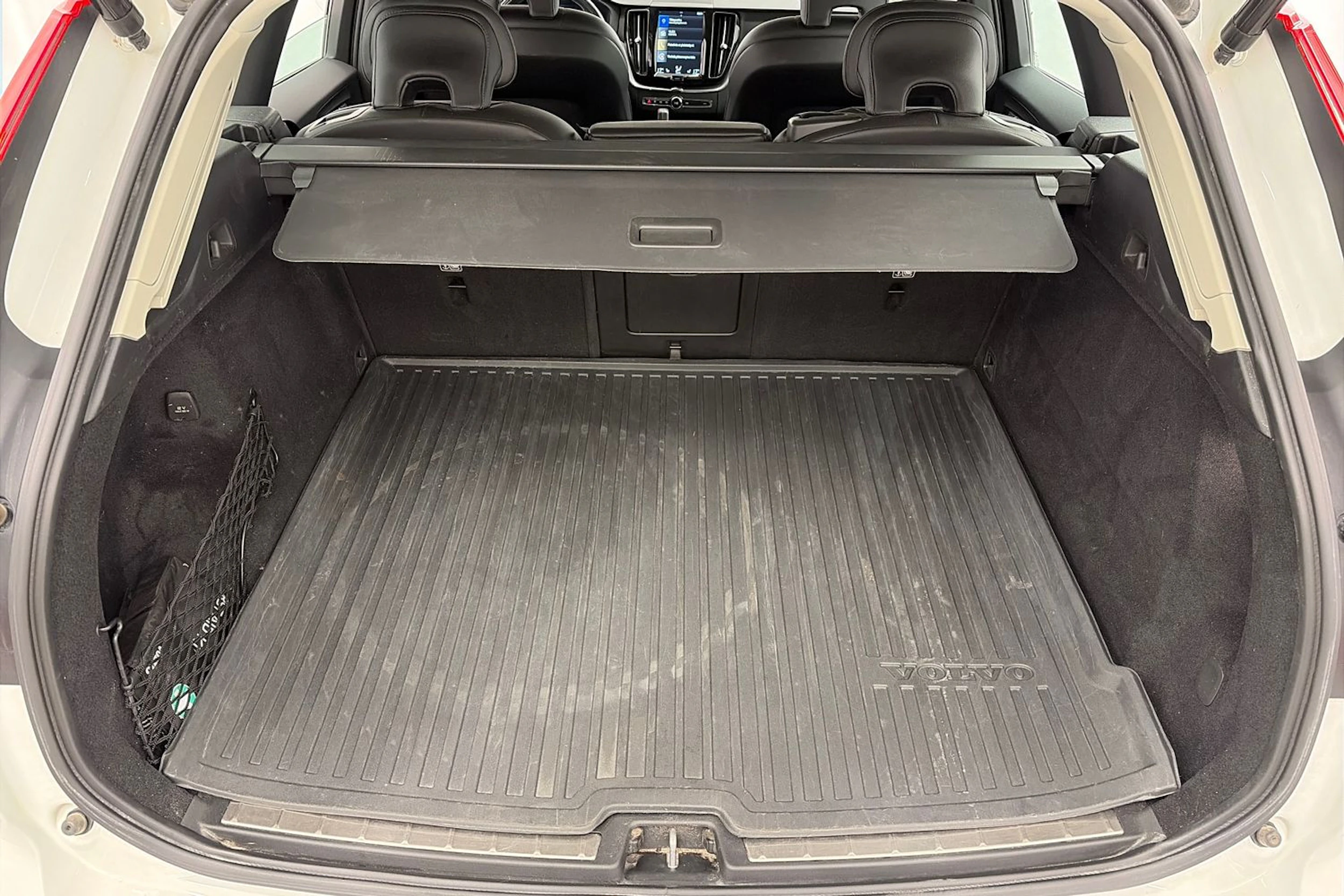 Valkoinen Volvo XC60 2020 kuva 15.