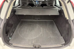 Valkoinen Volvo XC60 2020 kuva 15.