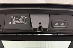 Valkoinen Volvo XC60 2020 kuva 16.