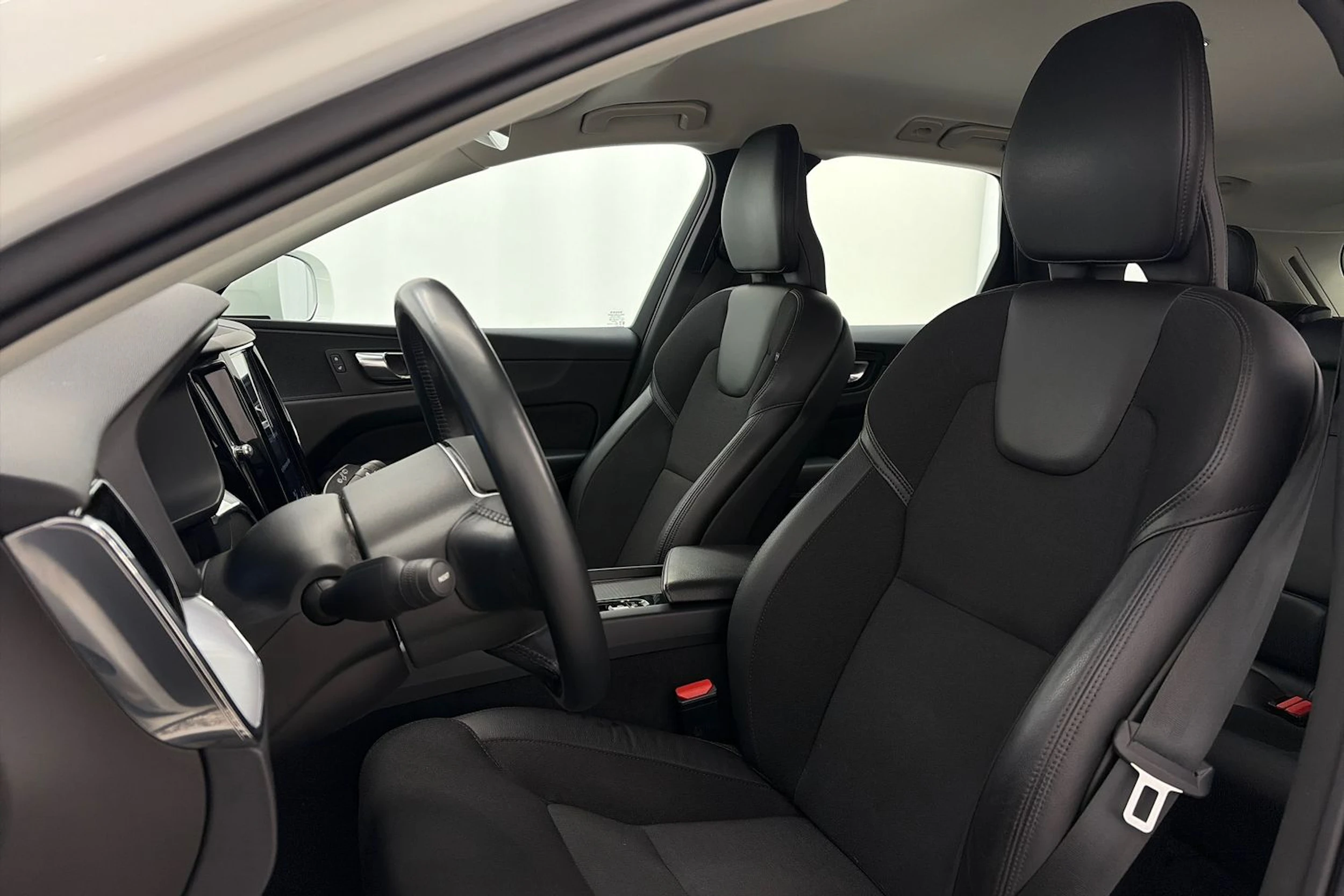 Valkoinen Volvo XC60 2020 kuva 17.