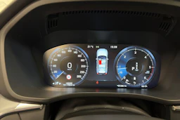 Valkoinen Volvo XC60 2020 kuva 20.