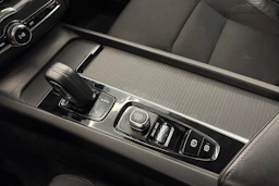 Valkoinen Volvo XC60 2020 kuva 31.