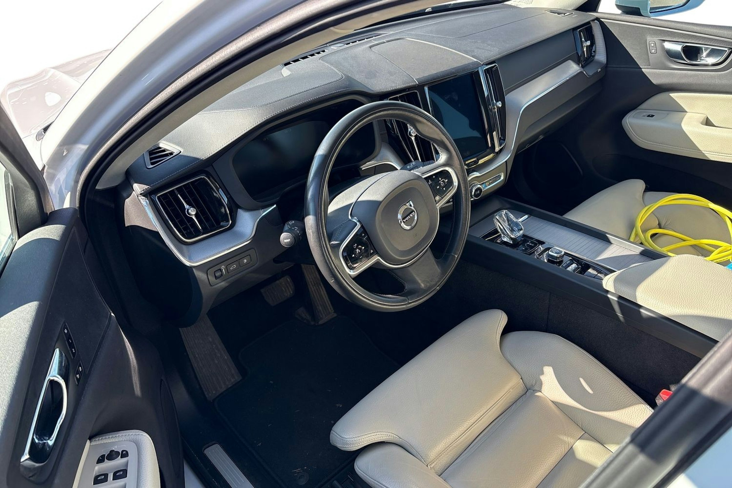 valkoinen Volvo XC60 2020 kuva 3.