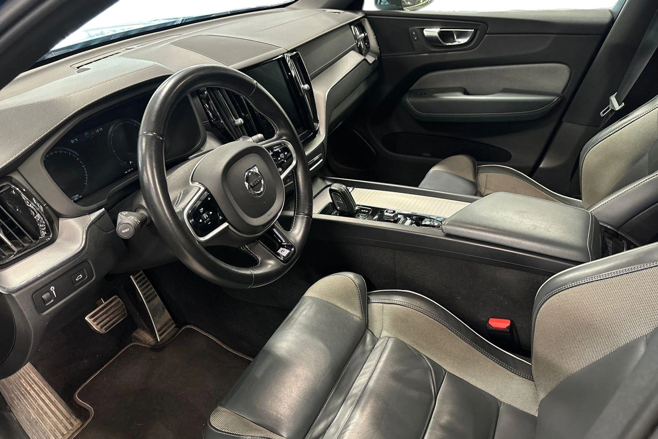 sininen Volvo XC60 2020 kuva 3.