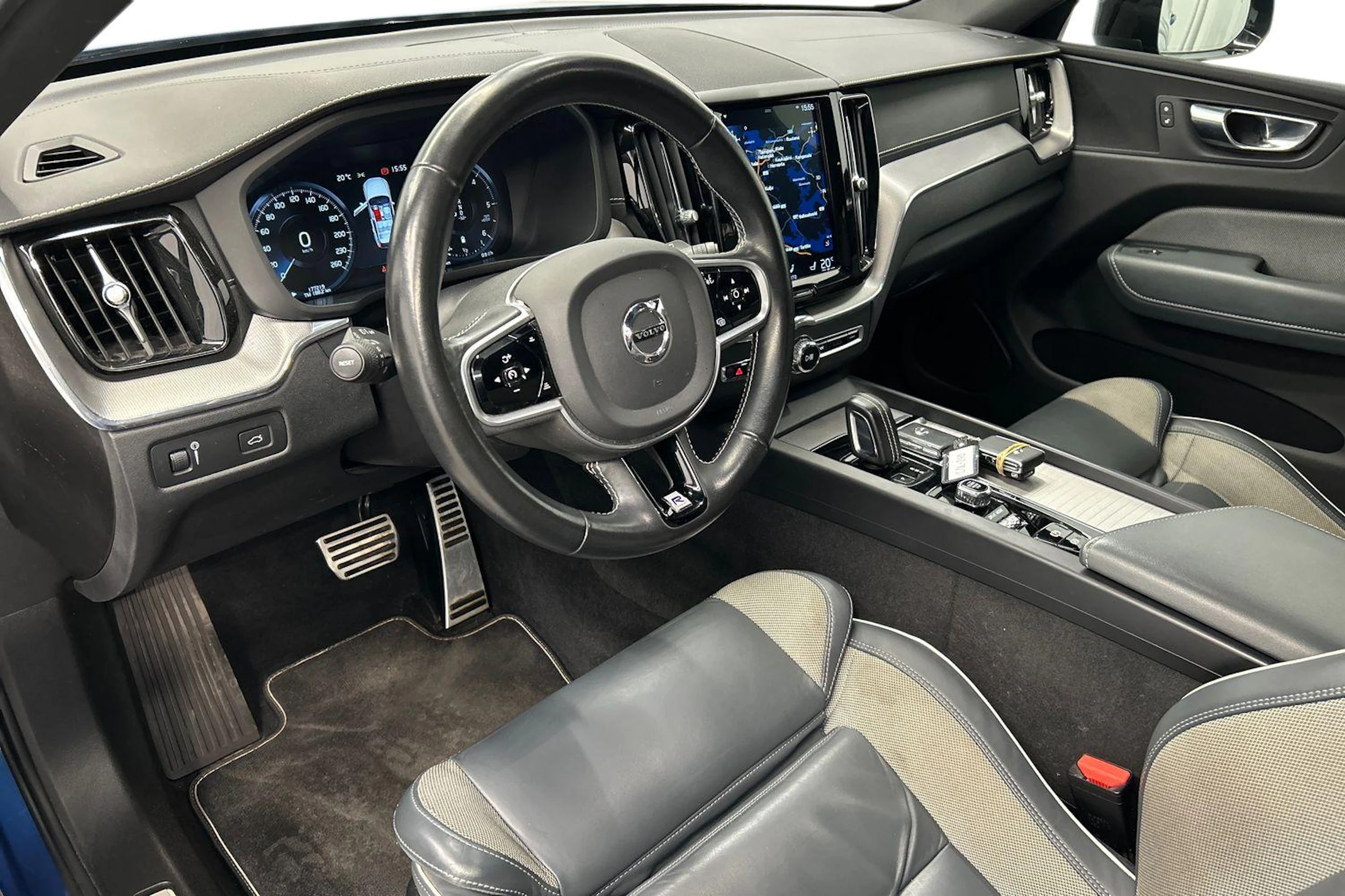 sininen Volvo XC60 2020 kuva 8.