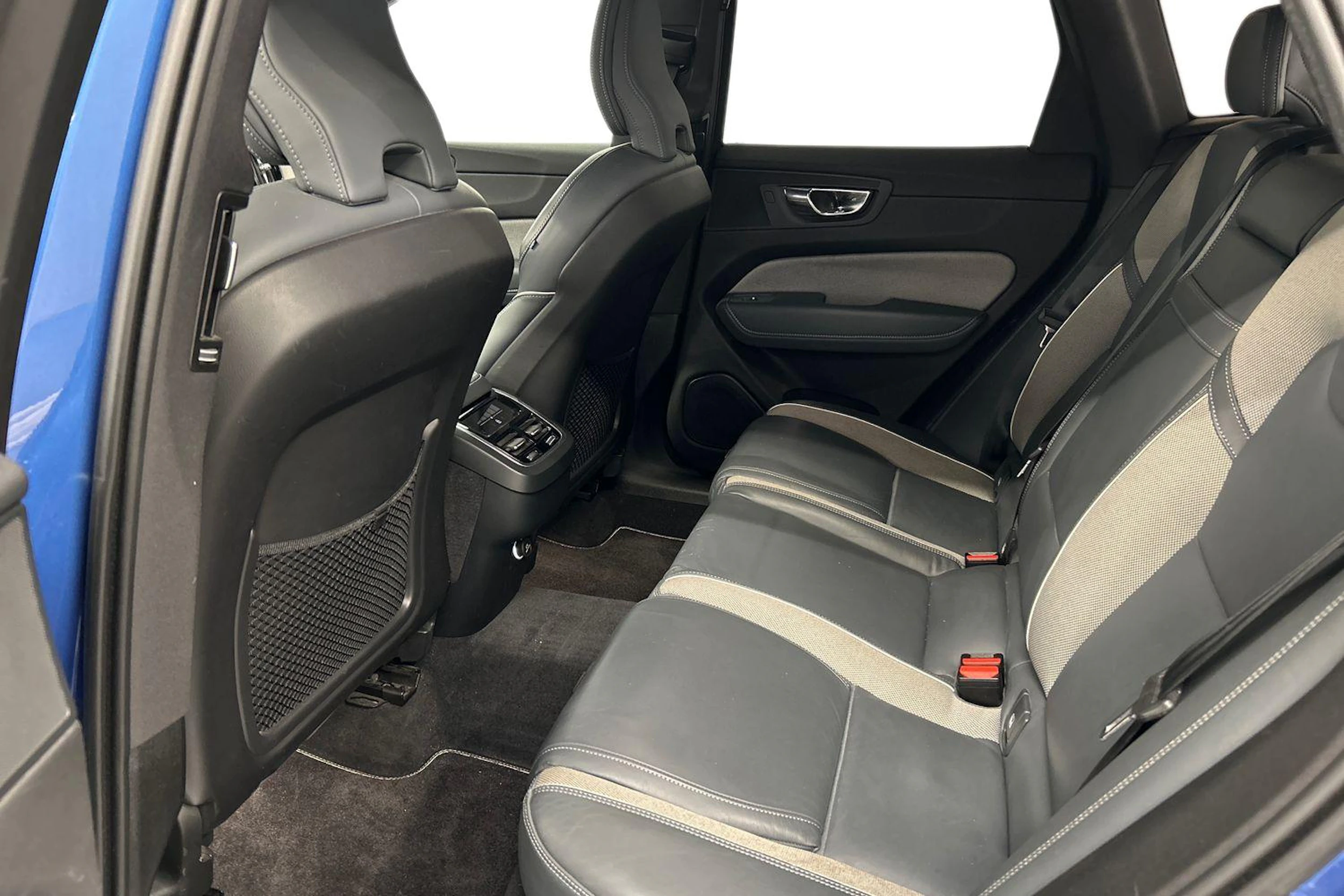 sininen Volvo XC60 2020 kuva 11.