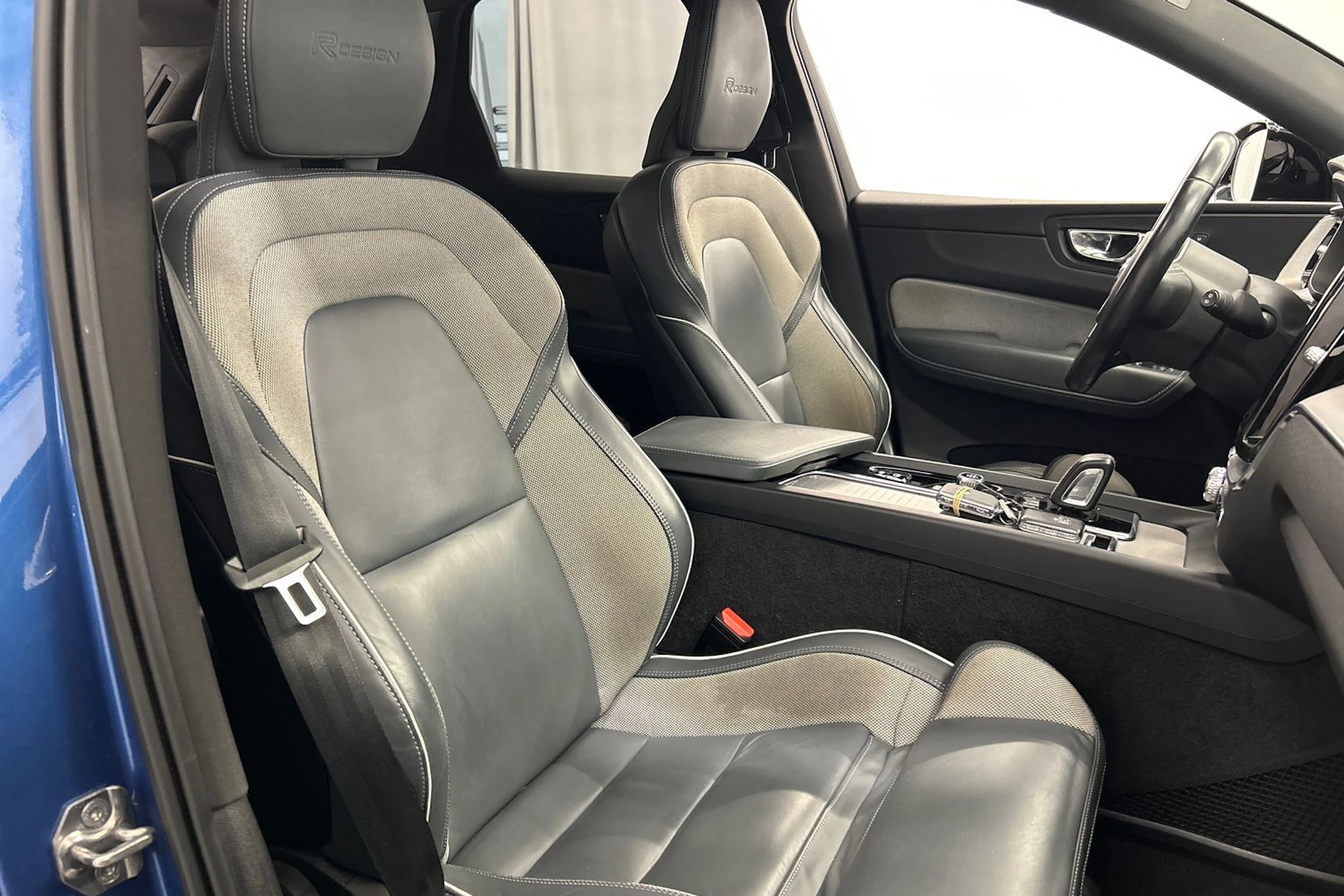 sininen Volvo XC60 2020 kuva 16.