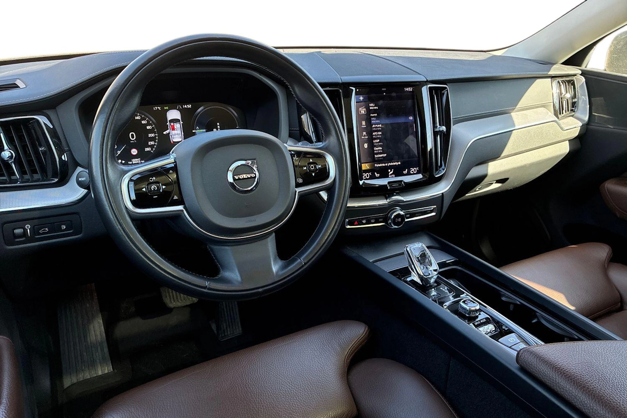 Harmaa Volvo XC60 2020 kuva 3.