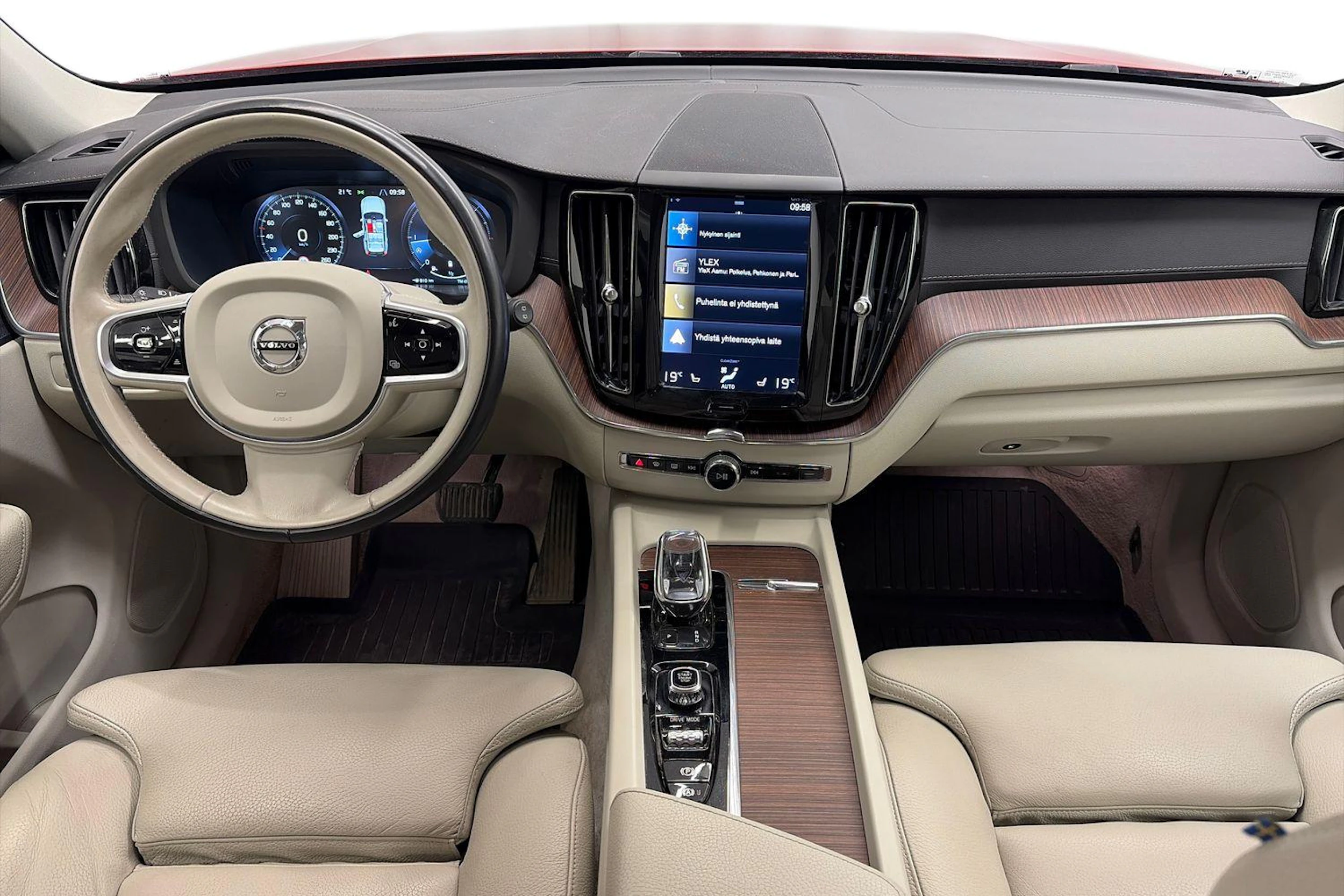 Punainen Volvo XC60 2020 kuva 9.