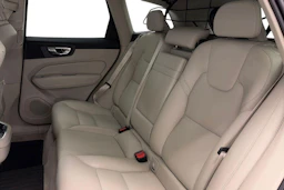 Punainen Volvo XC60 2020 kuva 11.