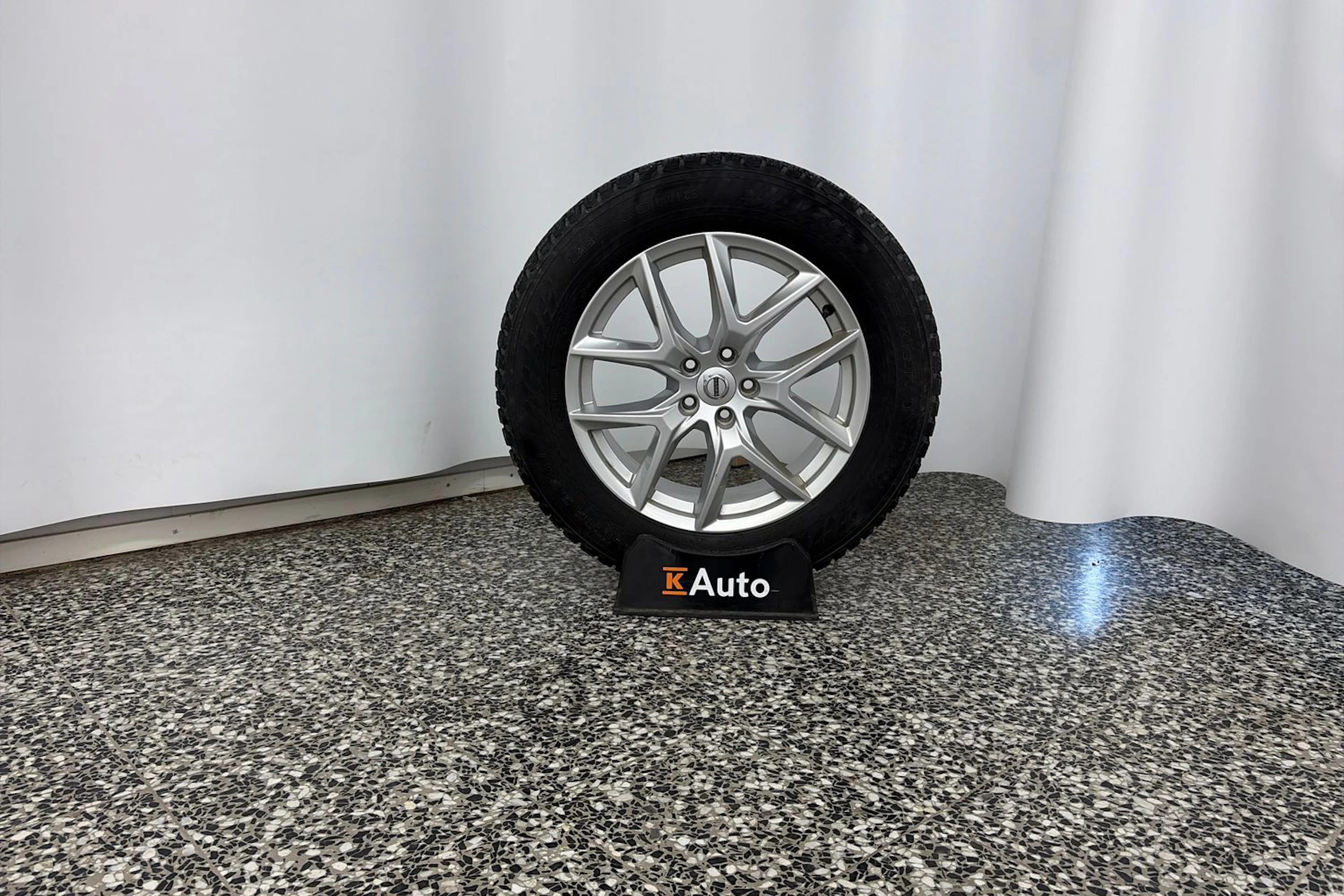 Punainen Volvo XC60 2020 kuva 13.