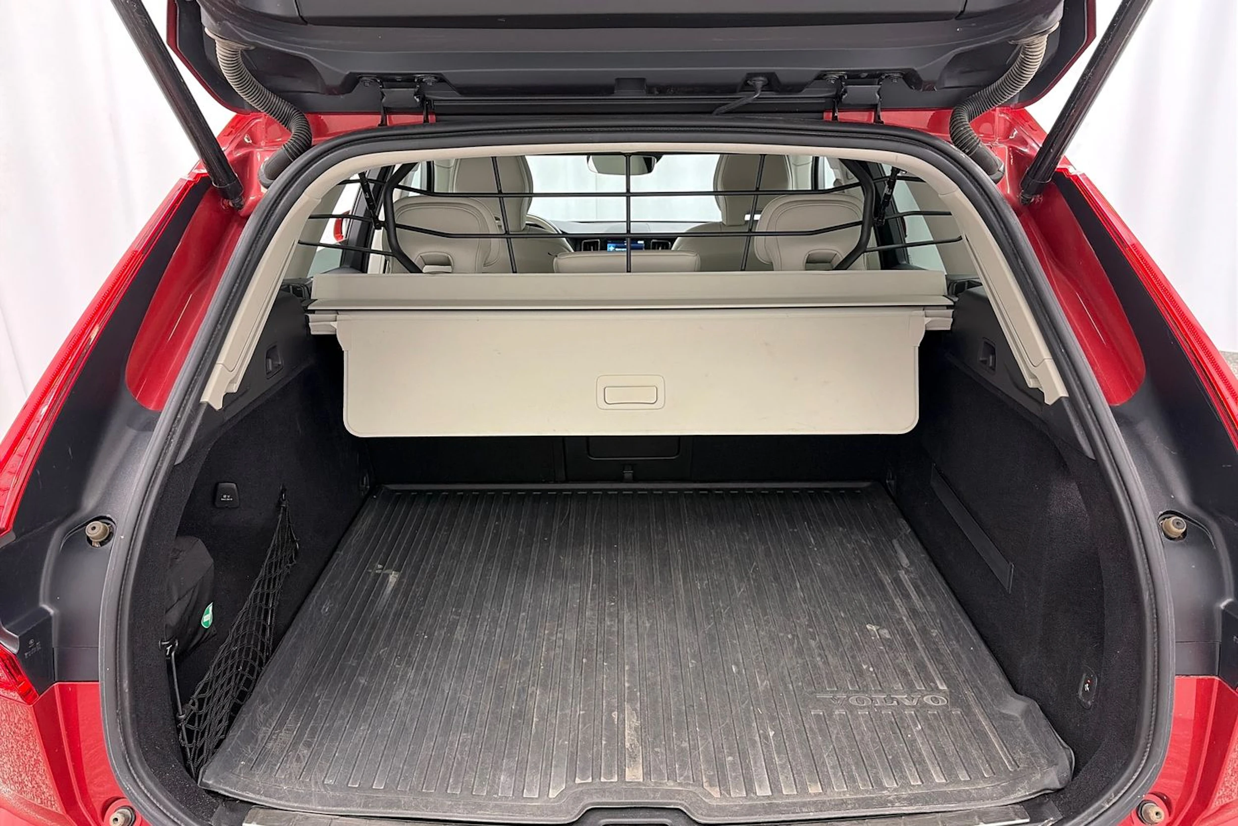 Punainen Volvo XC60 2020 kuva 15.