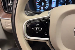 Punainen Volvo XC60 2020 kuva 22.