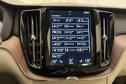 Punainen Volvo XC60 2020 kuva 26.