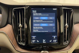 Punainen Volvo XC60 2020 kuva 28.