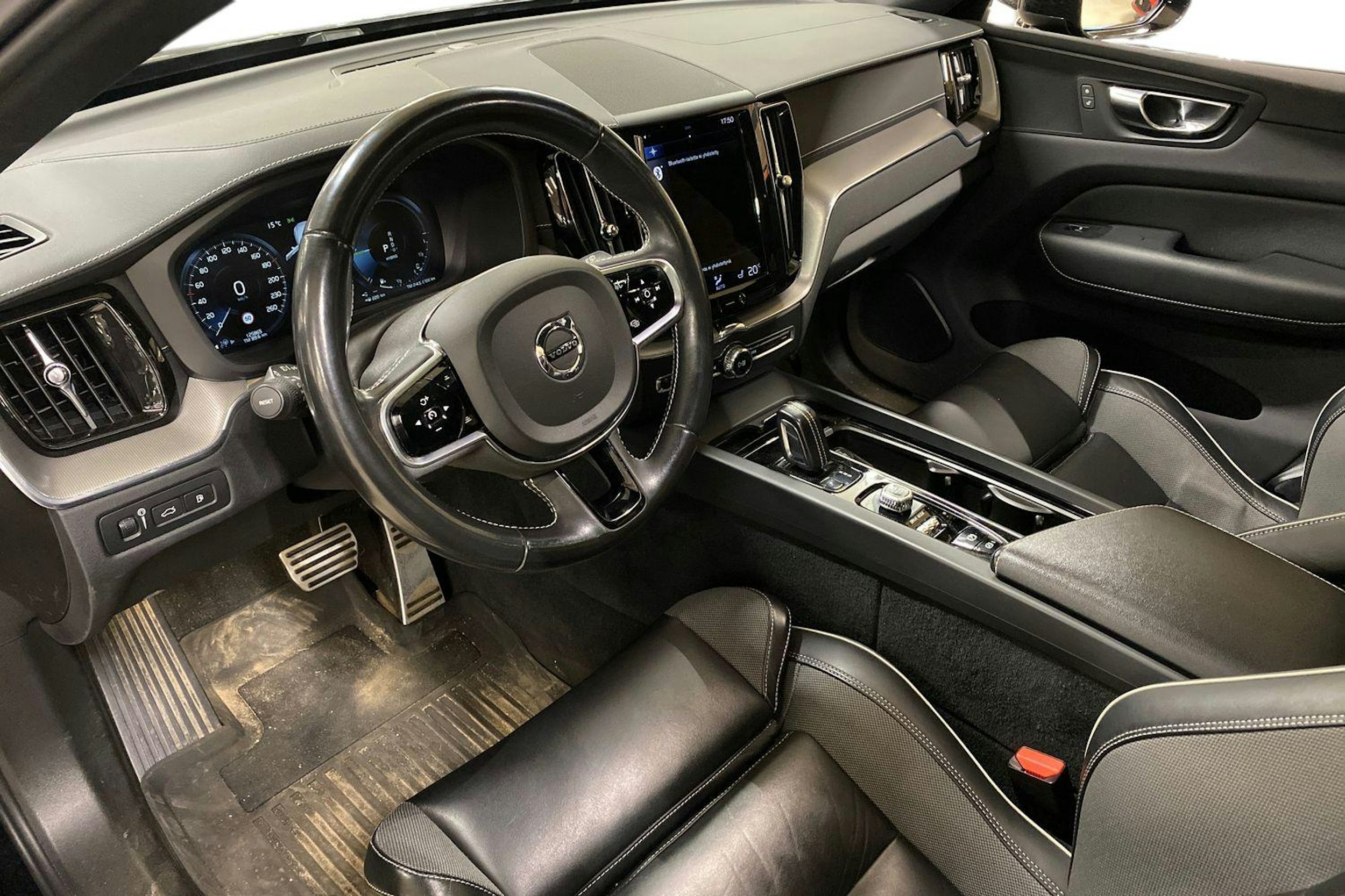 musta Volvo XC60 2020 kuva 3.
