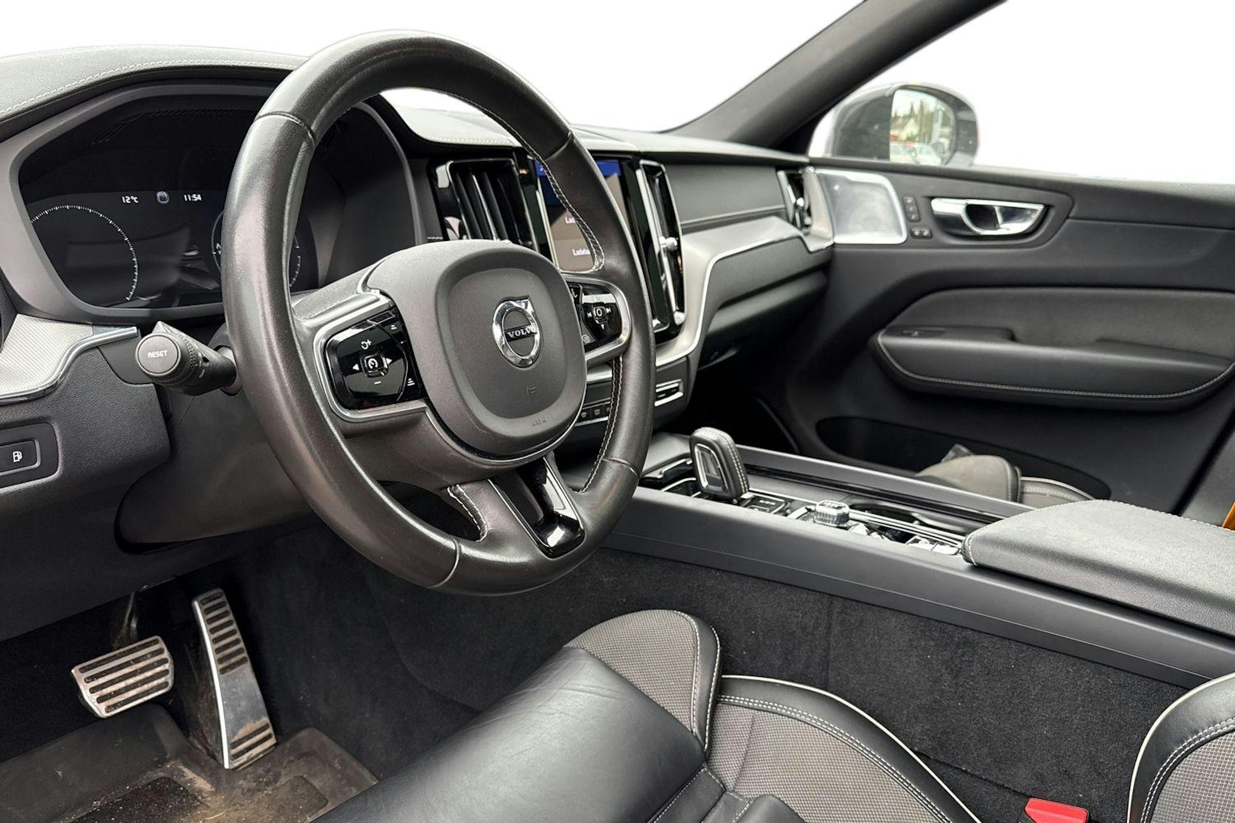 valkoinen Volvo XC60 2020 kuva 3.