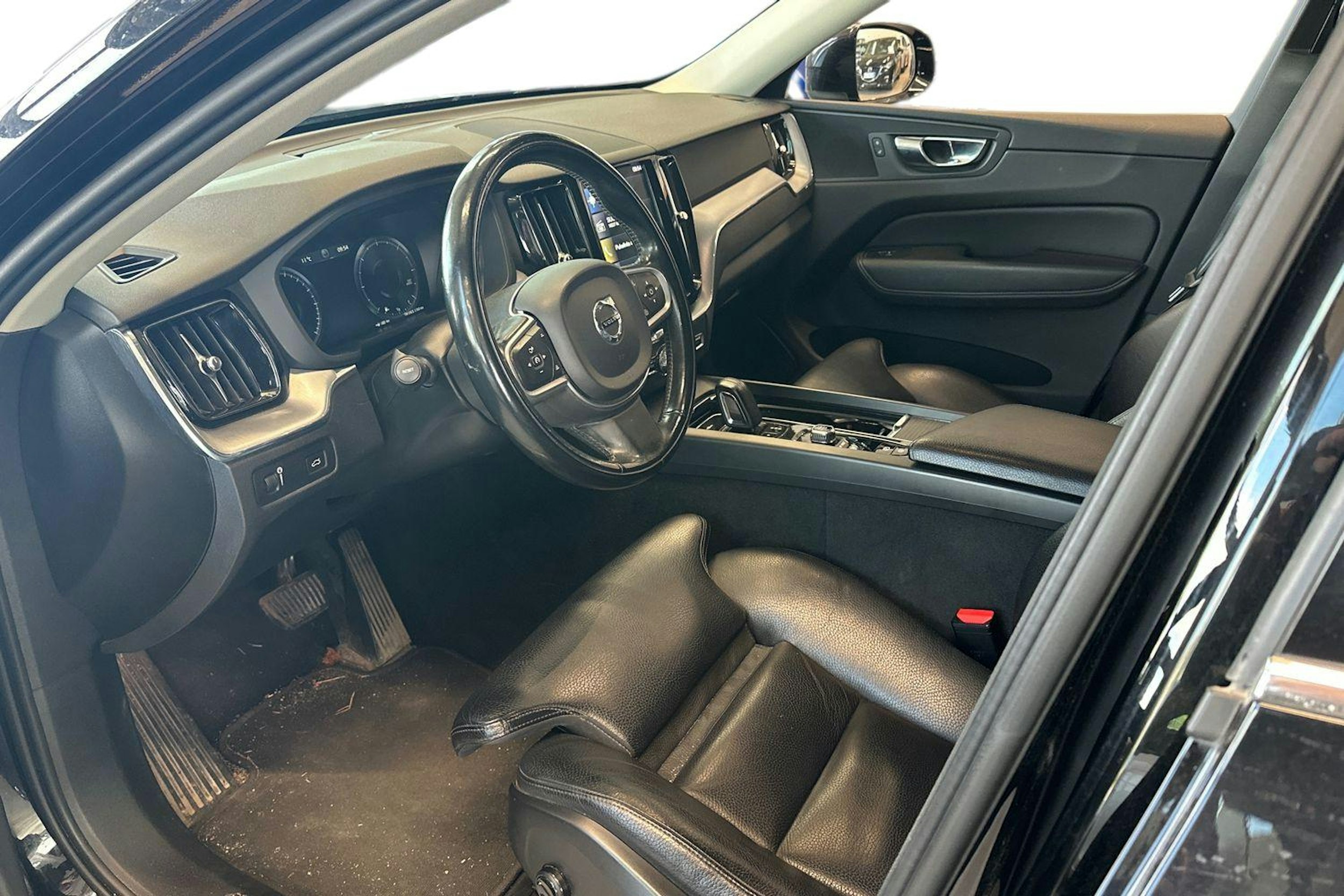 musta Volvo XC60 2020 kuva 3.