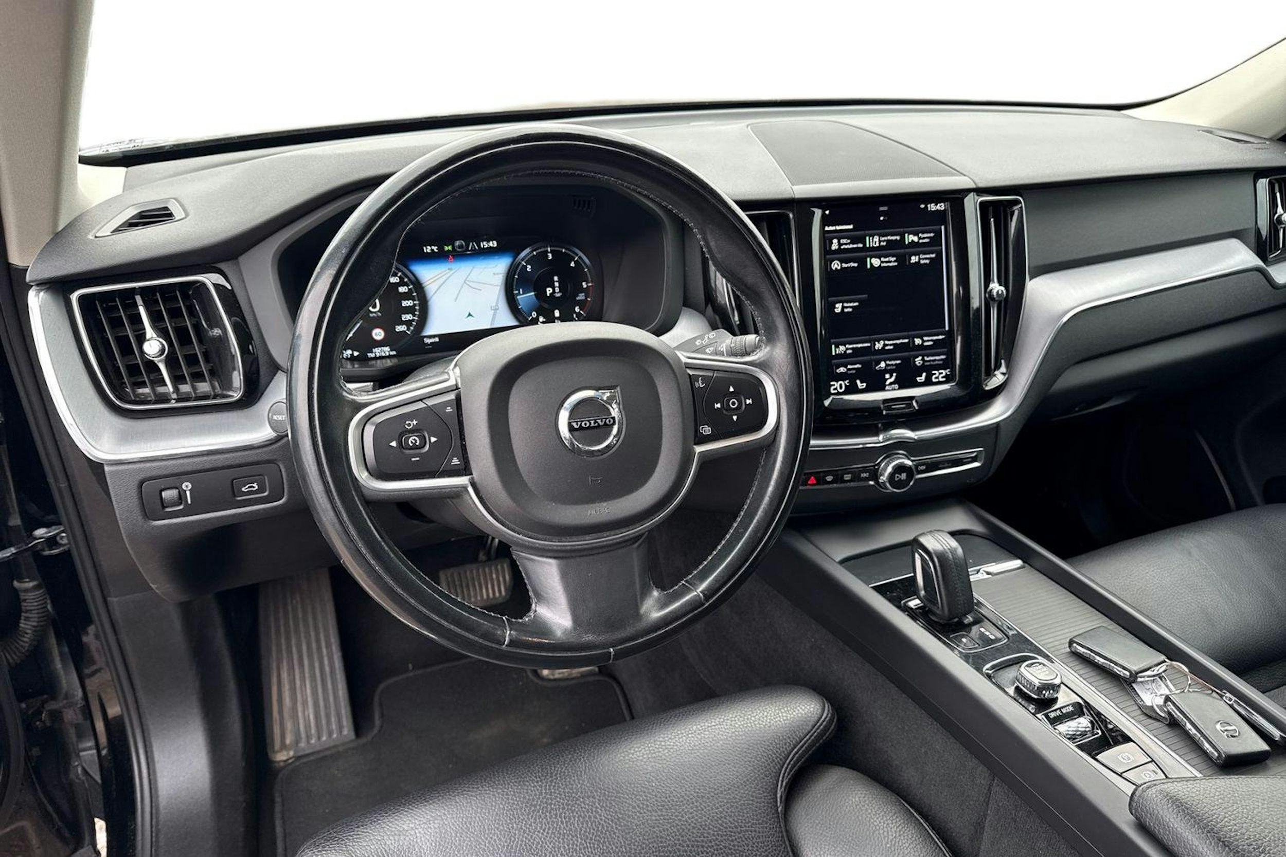 musta Volvo XC60 2020 kuva 7.