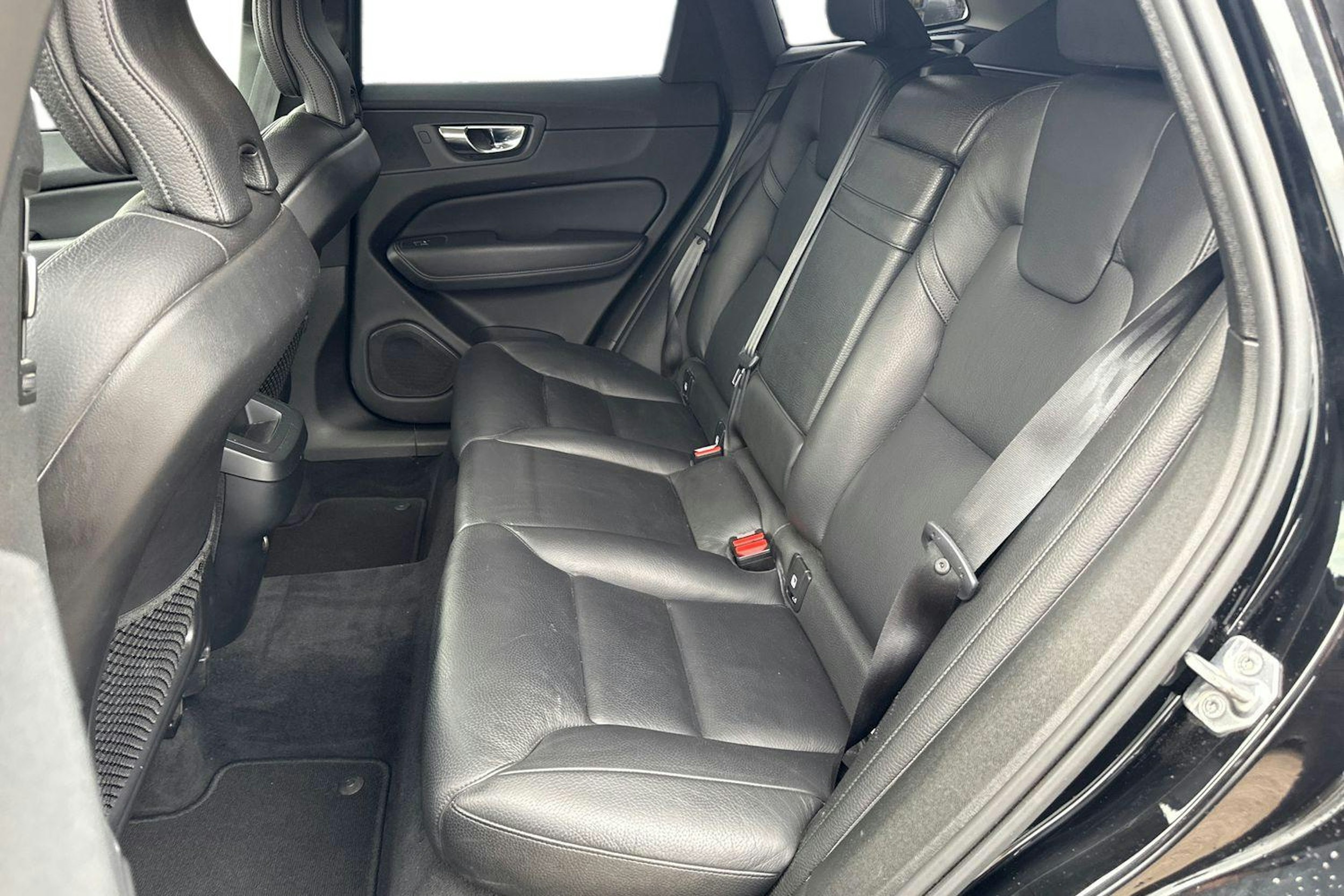 musta Volvo XC60 2020 kuva 10.