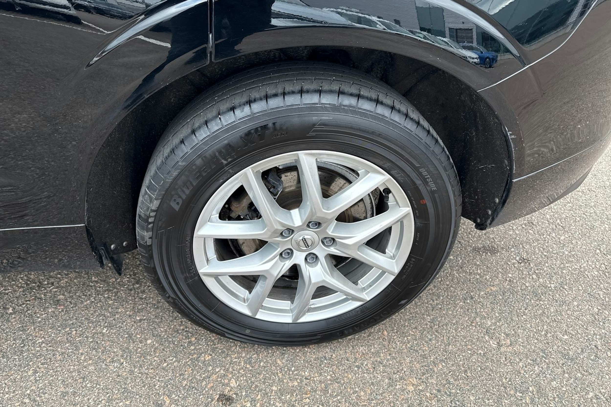 musta Volvo XC60 2020 kuva 11.