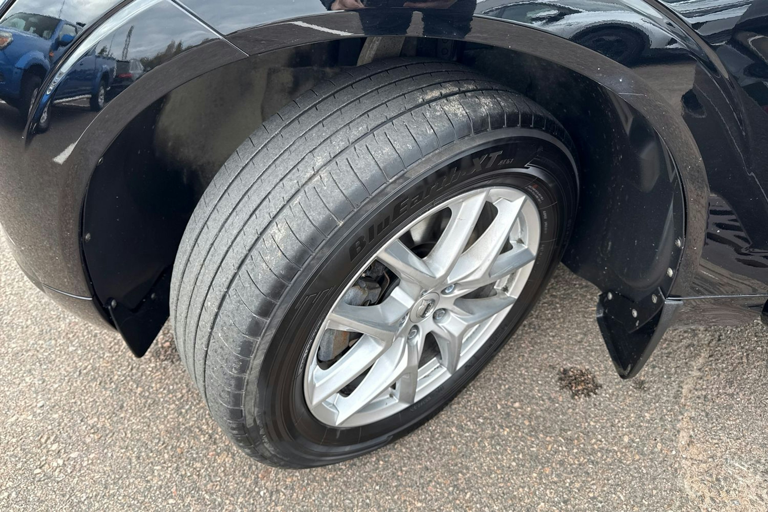 musta Volvo XC60 2020 kuva 13.