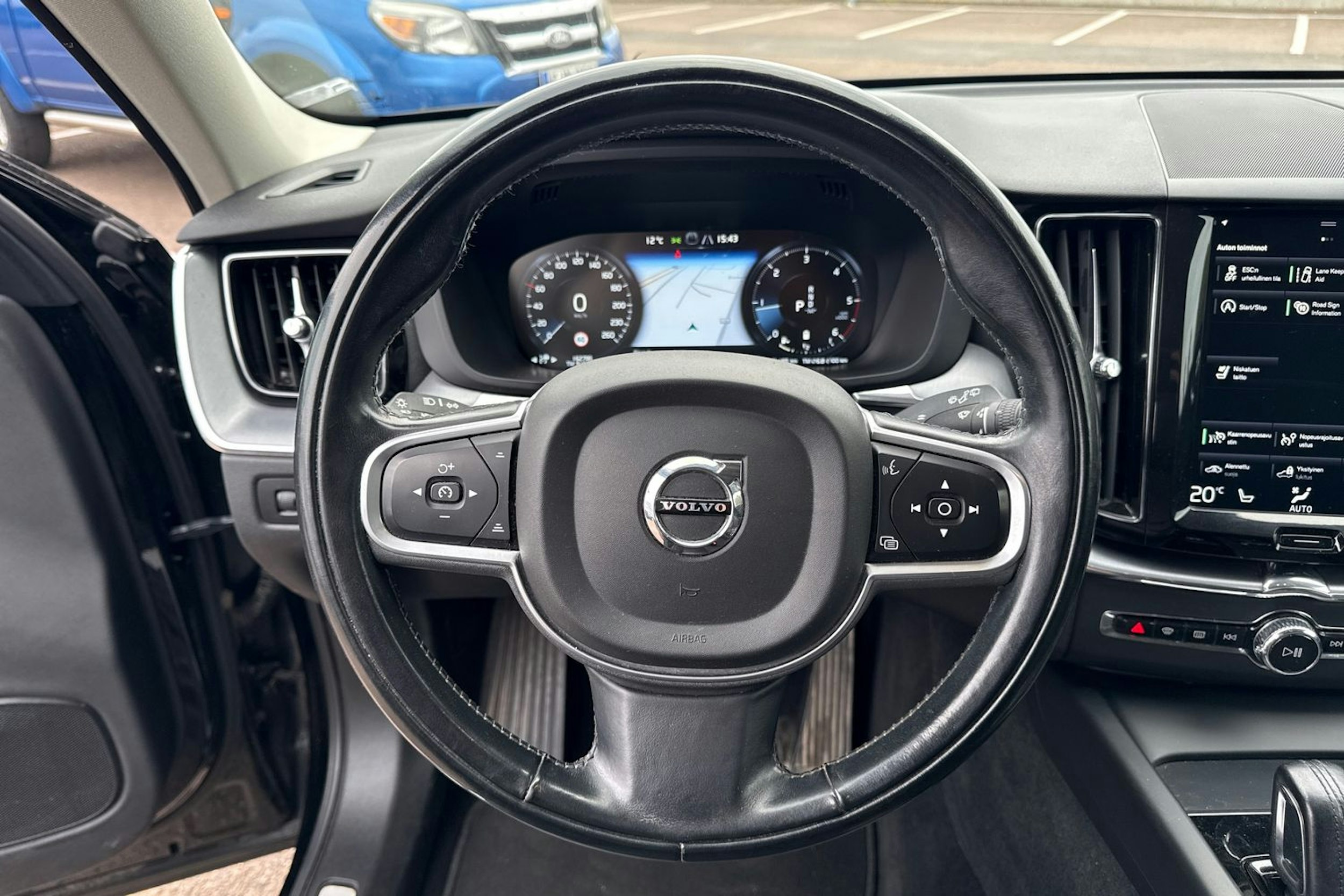 musta Volvo XC60 2020 kuva 14.