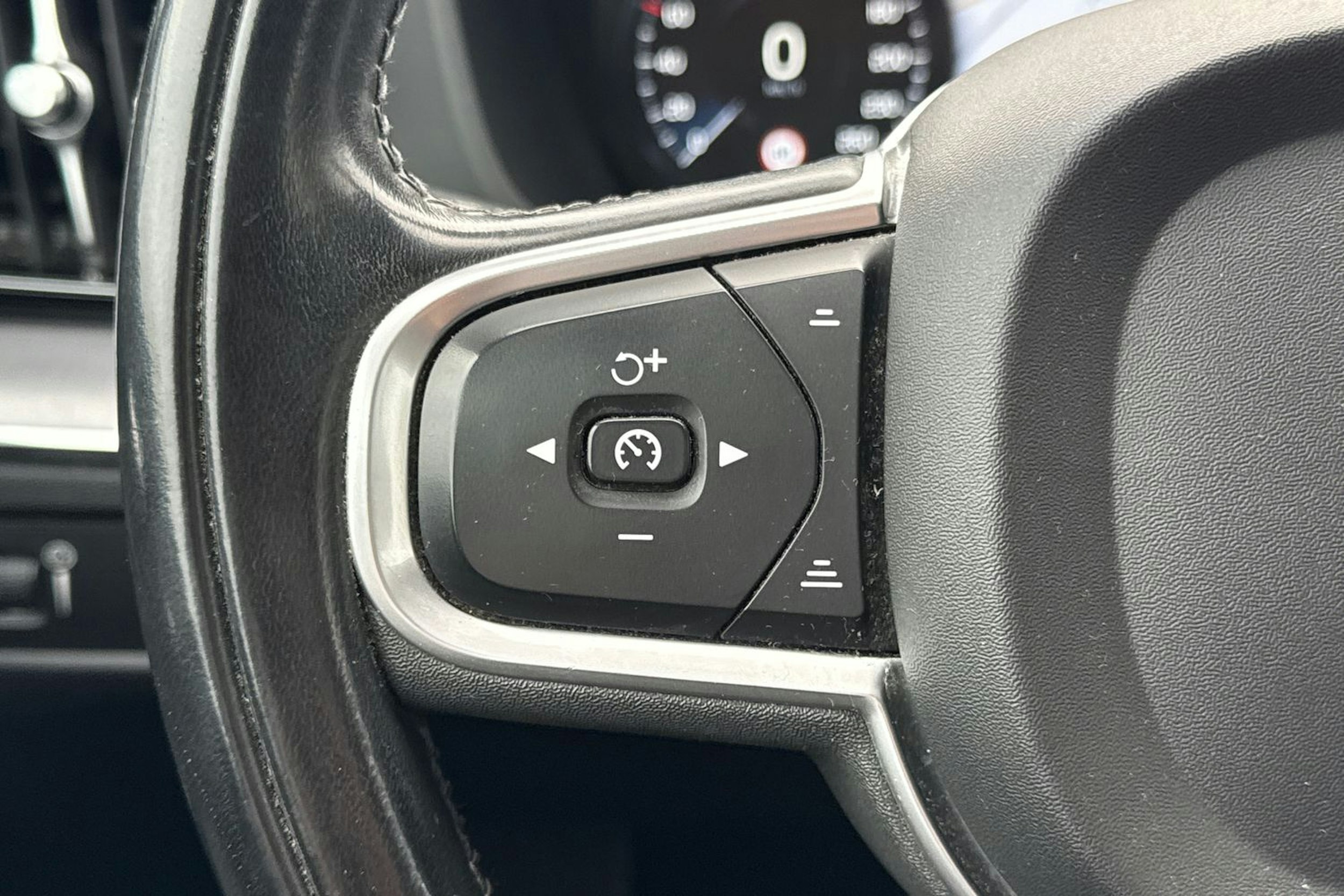 musta Volvo XC60 2020 kuva 15.