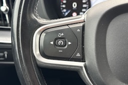 musta Volvo XC60 2020 kuva 15.