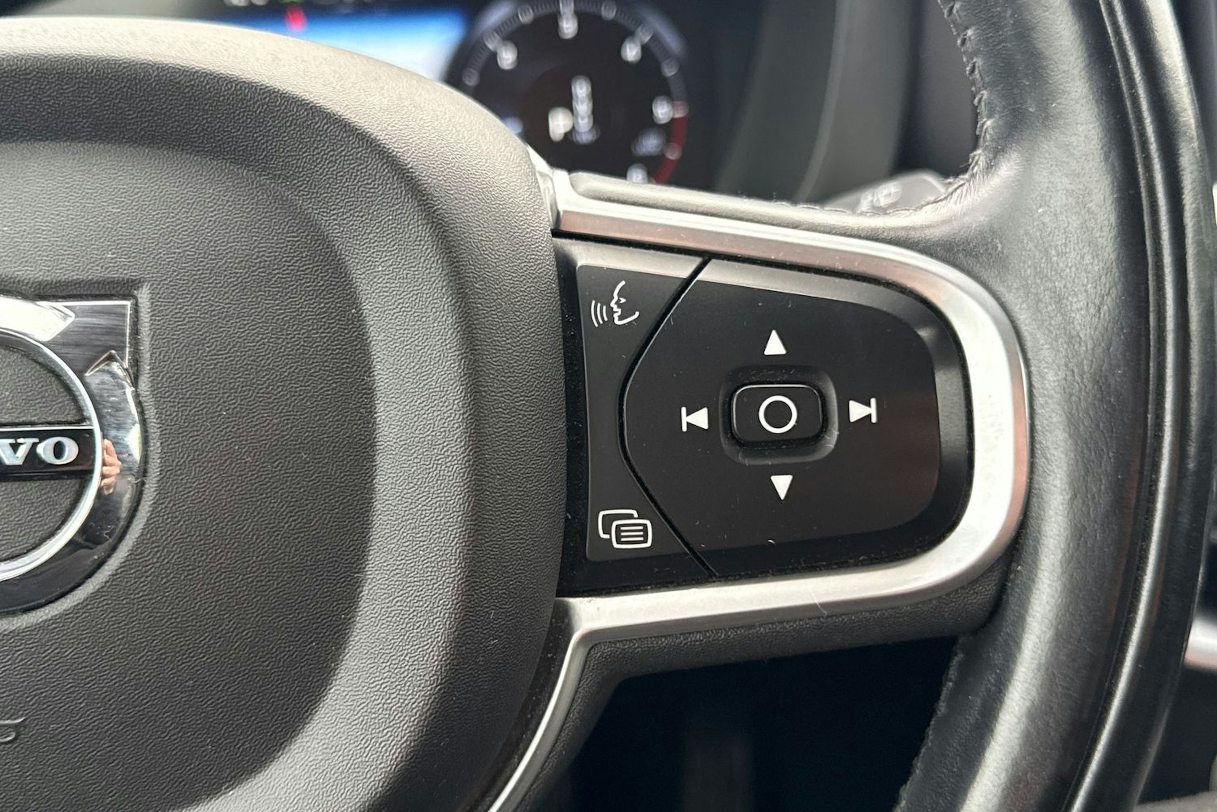 musta Volvo XC60 2020 kuva 16.